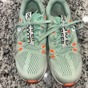 Woman’s On Cloudsurfer running shoes size 7